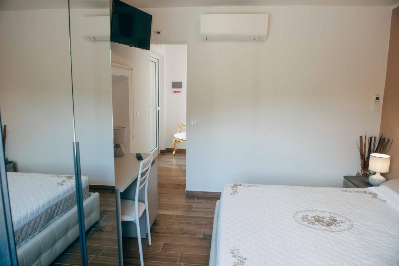 Affitta Camere La Fenice Di Folli Lorella Puegnago del Garda Exterior photo